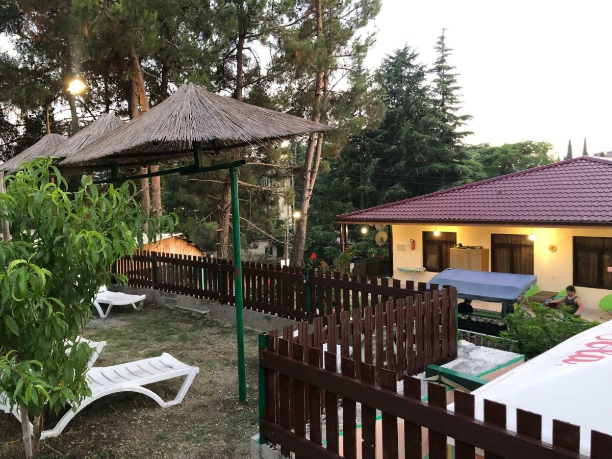 Cafe-Hotel Assir Пицунда Екстериор снимка
